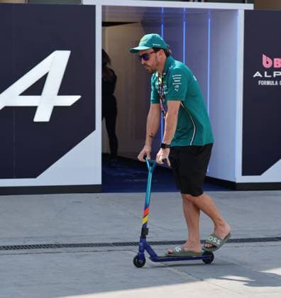 12 04 2025, Bahrain International Circuit, Sakhir, Formula 1 Gulf Air Bahrain Grand Prix 2025 ,in the picture Fernando Alonso ESP , Aston Martin Aramco Cognizant Formula One Team in flip flops on a scooter Photo by Hasan Bratic DeFodi Images