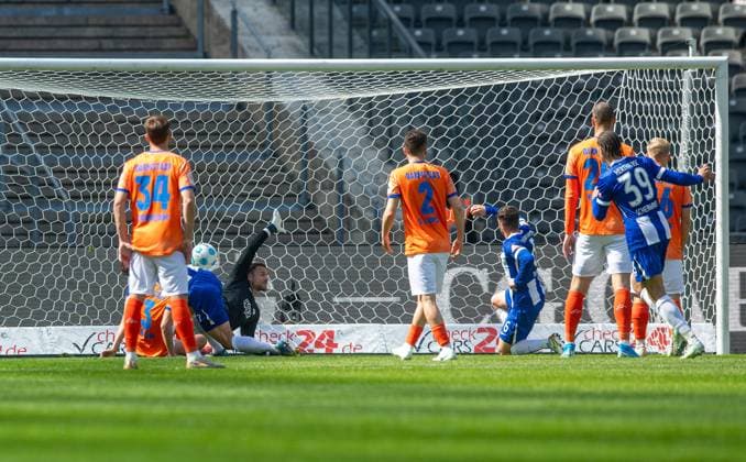 Soccer, Men, Season 2024 2025, 2 Bundesliga 29 Matchday , Hertha BSC SV Darmstadt 98, Offside goal by Diego Demme Hertha BSC , 12 04 2025, Copyright: xSebastianxRäppold MatthiasxKochx