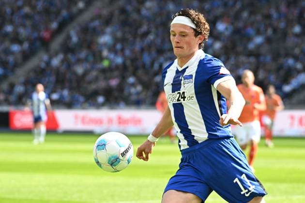 Soccer 2 Bundesliga, Hertha BSC Berlin SV Darmstadt 98 12 04 2025, xdanx, Soccer 2 Bundesliga, Hertha BSC Berlin SV Darmstadt 98 v l Fabian Reese Hertha BSC am Ball DFL DFB REGULATIONS PROHIBIT ANY USE OF PHOTOGRAPHS as IMAGE SEQUENCES and or QUASI VIDEO Daniel Lakomski Mix1Press Berlin Olympiastadion Berlin Germany DEU Copyright: xDanielxLakomskix