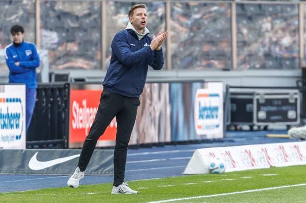 Berlin,12 4 25, Soccer, 2 Bundesliga, Matchday 29, Hertha BSC SV Darmstadt 98, Olympiastadion Coach Florian Kohfeldt of SV Darmstadt 98 stands gesticulating on the sidelines DFL regulations and DFB regulations prohibit any use of photographs as image sequences and or quasi video, Foto Andreas Gora Hertha BSC SV Darmstadt 98