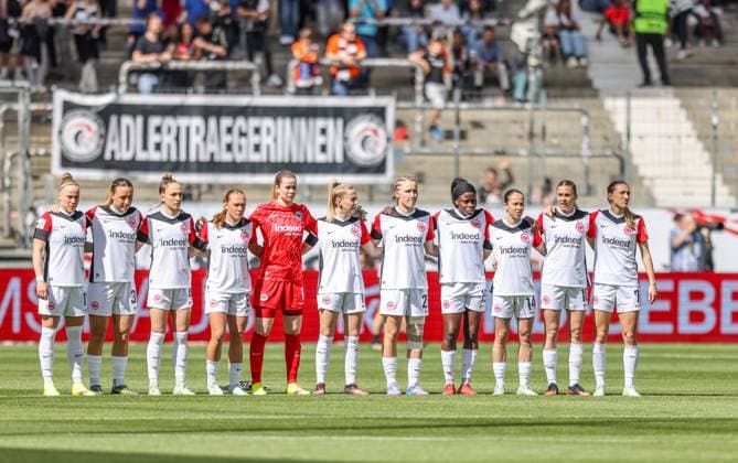 GER, Frankfurt, Eintracht Frankfurt vs FC Bayern Munich, Google Pixel Bundesliga, Football, DFB, Season 2024 2025, Deutsche Bank Park, Matchday 19, in the picture Eintracht Frankfurt before the match DFB DFL REGULATIONS PROHIBIT ANY USE OF PHOTOGRAPHS AS IMAGE SEQUENCES AND OR QUASI VIDEO, 12 04 2025, Copyright: HMBxMedia HendrikxHamelau