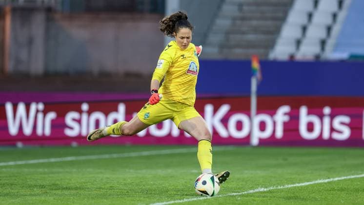 from left Livia Peng goalkeeper, goalkeeper, SV Werder Bremen, 1 on the ball, cropped image, single image, full body, action, action, match scene, THE DFB REGULATIONS PROHIBIT ANY USE OF PHOTOGRAPHS AS IMAGE SEQUENCES AND OR QUASI VIDEO , 11 04 2025, Essen Germany , Football, Google Pixel Womens Bundesliga, SGS Essen SV Werder Bremen xobx