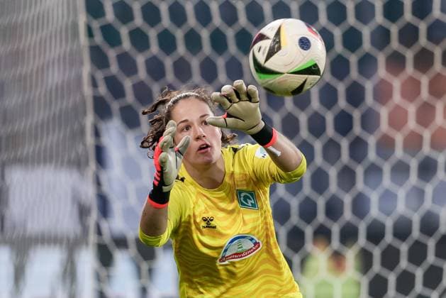 from left Livia Peng goalkeeper, goalkeeper, SV Werder Bremen, 1 on the ball, single image, action, action scene, portrait, close-up, single photo, single image, THE DFB REGULATIONS PROHIBIT ANY USE OF PHOTOGRAPHS AS IMAGE SEQUENCES AND OR QUASI VIDEO , 11 04 2025, Essen Germany , Football, Google Pixel Womens Bundesliga, SGS Essen SV Werder Bremen xobx