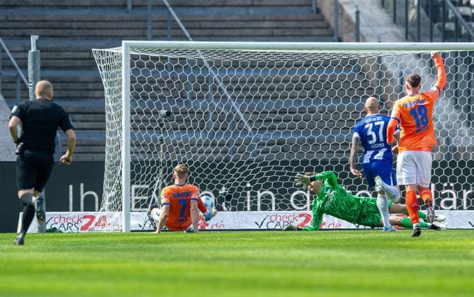 Soccer, Men, Season 2024 2025, 2 Bundesliga 29 Matchday , Hertha BSC SV Darmstadt 98, Isac Lidberg Darmstadt 98 scores the goal to 0 1 against Toni Leistner Hertha BSC and goalkeeper Tjark Ernst Hertha BSC , 12 04 2025, Copyright: xSebastianxRäppold MatthiasxKochx