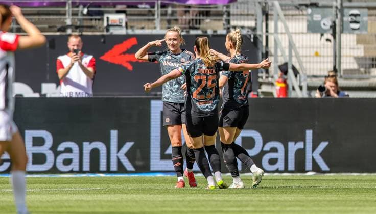 GER, Frankfurt, Eintracht Frankfurt vs FC Bayern Munich, Google Pixel Bundesliga, Football, DFB, Season 2024 2025, Deutsche Bank Park, Matchday 19, in the picture Lea Schüller FC Bayern Munich Women 11 scores the 1 0 against Frankfurt, Goal DFB DFL REGULATIONS PROHIBIT ANY USE OF PHOTOGRAPHS AS IMAGE SEQUENCES AND OR QUASI VIDEO, 12 04 2025, Copyright: HMBxMedia HendrikxHamelau