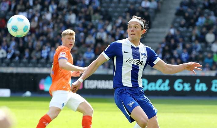 Fabian Reese on the ball, behind him goalkeeper Clemens Riedel upper body action Sport Football Soccer DFL 2 Bundesliga Men 29 Matchday Season 2024 2025 12 04 2025 Hertha BSC Berlin vs SV Darmstadt 98 DFL regulations prohibit any use of photographs as image sequences and or quasi video