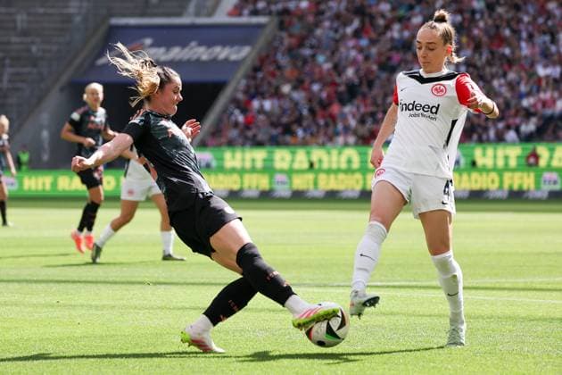 2025 04 12 xJAx Google Pixel Womens Bundesliga Eintracht Frankfurt FC Bayern Munich v l , Sarah Zadrazil FC Bayern Munich , Sophia Kleinherne Eintracht Frankfurt Zweikampf, Action, Aktion, Battles for the Ball DFL DFB REGULATIONS PROHIBIT ANY USE OF PHOTOGRAPHS as IMAGE SEQUENCES and or QUASI VIDEO Copyright: JoaquimxFerreira