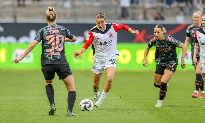 GER, Frankfurt, Eintracht Frankfurt vs FC Bayern Munich, Google Pixel Bundesliga, Football, DFB, Season 2024 2025, Deutsche Bank Park, 19 Matchday, in the picture from l Carolin Simon FC Bayern Munich Women 30 , Carlotta Wamser Eintracht Frankfurt Women 30 DFB DFL REGULATIONS PROHIBIT ANY USE OF PHOTOGRAPHS AS IMAGE SEQUENCES AND OR QUASI VIDEO, 12 04 2025, Copyright: HMBxMedia HendrikxHamelau