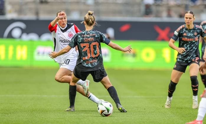 GER, Frankfurt, Eintracht Frankfurt vs FC Bayern Munich, Google Pixel Bundesliga, Football, DFB, Season 2024 2025, Deutsche Bank Park, 19 Matchday, in the picture from l Carolin Simon FC Bayern Munich Women 30 , Carlotta Wamser Eintracht Frankfurt Women 30 DFB DFL REGULATIONS PROHIBIT ANY USE OF PHOTOGRAPHS AS IMAGE SEQUENCES AND OR QUASI VIDEO, 12 04 2025, Copyright: HMBxMedia HendrikxHamelau