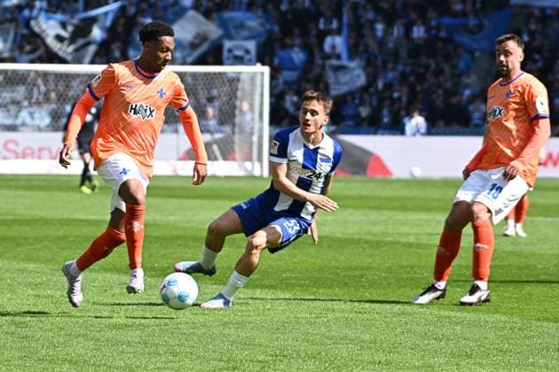 Soccer 2 Bundesliga, Hertha BSC Berlin SV Darmstadt 98 12 04 2025, xdanx, Soccer 2 Bundesliga, Hertha BSC Berlin SV Darmstadt 98 v l Jean Paul Boetius SV Darmstadt 98 , Michal Karbownik Hertha BSC Zweikampf, Duell, Kampf, tackle DFL DFB REGULATIONS PROHIBIT ANY USE OF PHOTOGRAPHS as IMAGE SEQUENCES and or QUASI VIDEO Daniel Lakomski Mix1Press Berlin Olympiastadion Berlin Germany DEU Copyright: xDanielxLakomskix