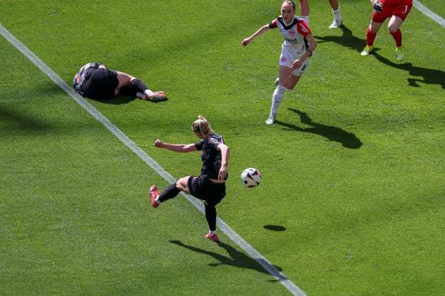 2025 04 12 xJAx Google Pixel Womens Bundesliga Eintracht Frankfurt FC Bayern Munich v l , Lea Schüller FC Bayern Munich scores the goal to 0 1 DFL DFB REGULATIONS PROHIBIT ANY USE OF PHOTOGRAPHS as IMAGE SEQUENCES and or QUASI VIDEO Copyright: JoaquimxFerreira