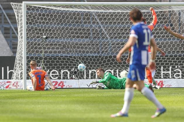 12 04 2025, xtgx, Soccer 2 Bundesliga, Hertha BSC Berlin SV Darmstadt 98 emspor, v l Goal to 0 1 by Isac Lidberg Darmstadt, 7 DFL DFB REGULATIONS PROHIBIT ANY USE OF PHOTOGRAPHS as IMAGE SEQUENCES and or QUASI VIDEO Berlin