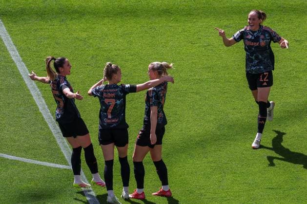 2025 04 12 xJAx Google Pixel Frauen Bundesliga Eintracht Frankfurt FC Bayern München v l ,Torjubel, Goal celebration, celebrate the goal um Lea Schüller FC Bayern München , Giulia Gwinn FC Bayern München , Sydney Lohmann FC Bayern München DFL DFB REGULATIONS PROHIBIT ANY USE OF PHOTOGRAPHS as IMAGE SEQUENCES and or QUASI VIDEO Copyright: JoaquimxFerreira