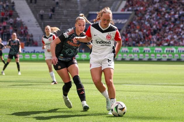 2025 04 12 xJAx Google Pixel Womens Bundesliga Eintracht Frankfurt FC Bayern Munich v l , Giulia Gwinn FC Bayern Munich , Lisanne Graewe Eintracht Frankfurt Zweikampf, Action, Aktion, Battles for the Ball DFL DFB REGULATIONS PROHIBIT ANY USE OF PHOTOGRAPHS as IMAGE SEQUENCES and or QUASI VIDEO Copyright: JoaquimxFerreira