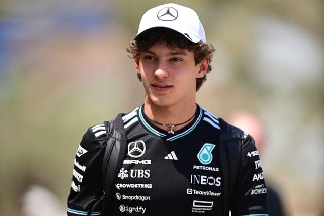 F1 Grand Prix of Bahrain - Qualifying Andrea Kimi Antonelli of the Mercedes-AMG Petronas F1 Team arrives in the paddock during the qualifying of the Bahrain GP, the 4th round of the Formula 1 World Championship, WM, Weltmeisterschaft at the Bahrain International Circuit in Sakhir, Bahrain, on April 12, 2025. Sakhir Bahrain  Copyright: xAndreaxDiodatox originalFilename:diodato-f1bahrai250317_npbYw.jpg
