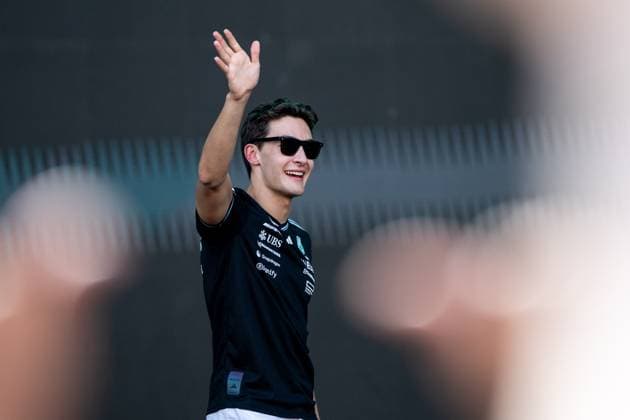 George Russell Mercedes AMG Petronas F1 Team, Great Britain, 63 waves at the Fan Forum in the Fan Zone, BAH, Formula 1 World Championship, Gulf Air Grand Prix of Bahrain, Bahrain International Circuit, Drivers arrival, 2025 season, 12 04 2025 BAH, Formula 1 World Championship, Gulf Air Grand Prix of Bahrain, Bahrain International Circuit, Drivers arrival, 2025 season, 12 04 2025 Sakhir Copyright: xEibner-Pressefoto Memmlerx EP_MMR