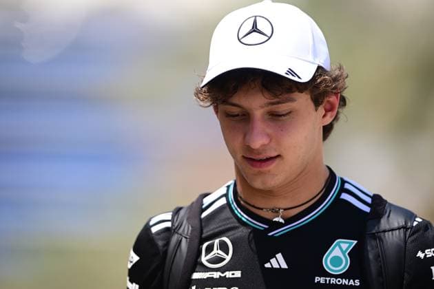 F1 Grand Prix of Bahrain - Qualifying Andrea Kimi Antonelli of the Mercedes-AMG Petronas F1 Team arrives in the paddock during the qualifying of the Bahrain GP, the 4th round of the Formula 1 World Championship, WM, Weltmeisterschaft at the Bahrain International Circuit in Sakhir, Bahrain, on April 12, 2025. Sakhir Bahrain  Copyright: xAndreaxDiodatox originalFilename:diodato-f1bahrai250317_npY8P.jpg