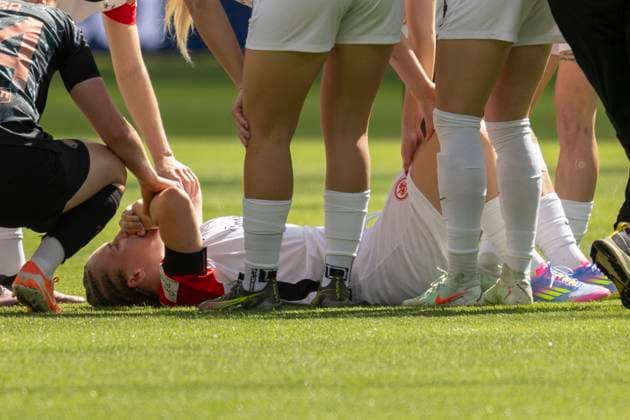 Google Pixel Womens Bundesliga Eintracht Frankfurt FC Bayern Munich, 12 04 2025 Jella Veit Eintracht Frankfurt 25 injured on the ground, Eintracht Frankfurt FC Bayern Munich, Frankfurt, Deutsche Bank Park, 12 4 2025 Copyright: xBEAUTIFULxSPORTS Gawlikx
