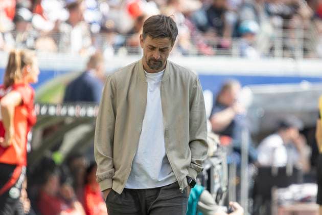 Google Pixel Womens Bundesliga Eintracht Frankfurt FC Bayern Munich, 12 04 2025 Niko Arnautis Coach Eintracht Frankfurt Women , Eintracht Frankfurt FC Bayern Munich, Frankfurt, Deutsche Bank Park, 12 4 2025 Copyright: xBEAUTIFULxSPORTS Gawlikx