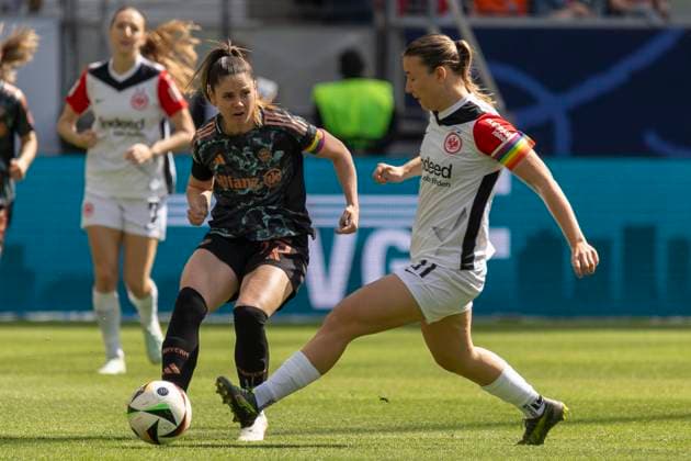 Google Pixel Womens Bundesliga Eintracht Frankfurt FC Bayern Munich, 12 04 2025 Sarah Zadrazil FC Bayern Munich 25 Tanja Pawollek Eintracht Frankfurt 31 in a duel for the ball, Eintracht Frankfurt FC Bayern Munich, Frankfurt, Deutsche Bank Park, 12 4 2025 Copyright: xBEAUTIFULxSPORTS Gawlikx