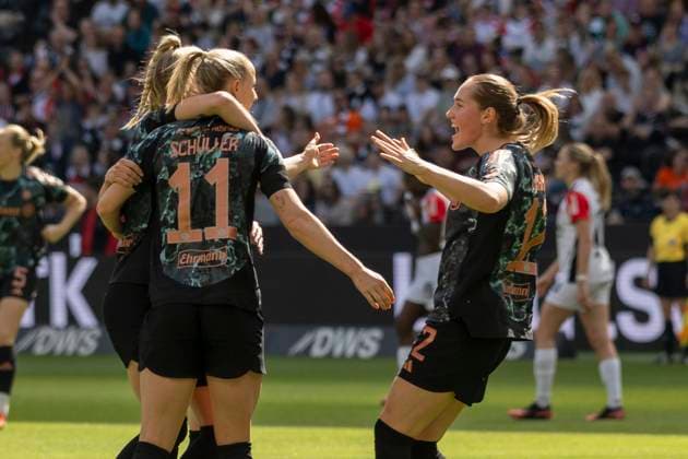 Google Pixel Womens Bundesliga Eintracht Frankfurt FC Bayern Munich, 12 04 2025 Lea Schüller FC Bayern Munich 11 Giulia Gwinn FC Bayern Munich 7 , Eintracht Frankfurt FC Bayern Munich, Frankfurt, Deutsche Bank Park, 12 4 2025 Copyright: xBEAUTIFULxSPORTS Gawlikx