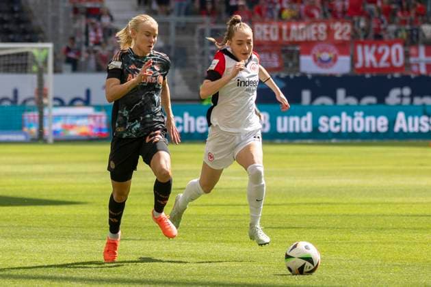 Google Pixel Womens Bundesliga Eintracht Frankfurt FC Bayern Munich, 12 04 2025 Pernille Harder FC Bayern Munich 21 Sophia Kleinherne Eintracht Frankfurt 4 in a running duel for the ball, Eintracht Frankfurt FC Bayern Munich, Frankfurt, Deutsche Bank Park, 12 4 2025 Copyright: xBEAUTIFULxSPORTS Gawlikx