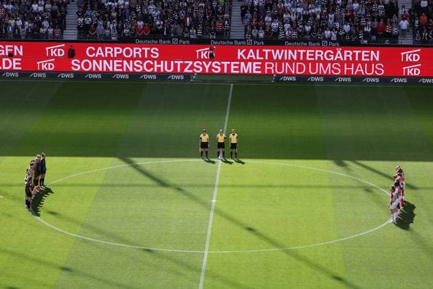 2025 04 12 xJAx Google Pixel Womens Bundesliga Eintracht Frankfurt FC Bayern Munich v l , minute of silence before the match DFL DFB REGULATIONS PROHIBIT ANY USE OF PHOTOGRAPHS as IMAGE SEQUENCES and or QUASI VIDEO Copyright: JoaquimxFerreira