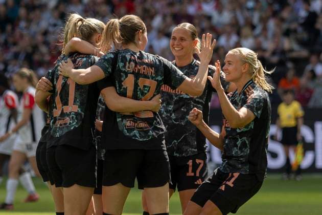 Google Pixel Womens Bundesliga Eintracht Frankfurt FC Bayern Munich, 12 04 2025 Lea Schüller FC Bayern Munich 11 Sydney Lohmann FC Bayern Munich 12 Giulia Gwinn FC Bayern Munich 7 Pernille Harder FC Bayern Munich 21 Klara Bühl FC Bayern Munich 17 , Eintracht Frankfurt FC Bayern Munich, Frankfurt, Deutsche Bank Park, 12 4 2025 Copyright: xBEAUTIFULxSPORTS Gawlikx