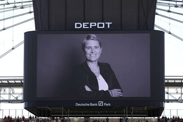 2025 04 12 xJAx Google Pixel Womens Bundesliga Eintracht Frankfurt FC Bayern Munich v l , minute of silence before the match DFL DFB REGULATIONS PROHIBIT ANY USE OF PHOTOGRAPHS as IMAGE SEQUENCES and or QUASI VIDEO Copyright: JoaquimxFerreira