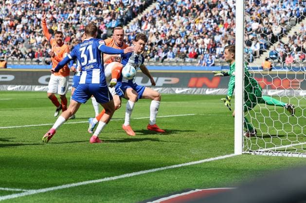 2 Soccer Bundesliga, Hertha BSC SV Darmstadt Tjark Ernst Hertha BSC Berlin 1 holds a goal kick from Isac Lidberg SV Darmstadt 7 , left Márton Dárdai Hertha BSC Berlin 31 , during the match in the 2 Soccer Bundesliga, Hertha BSC SV Darmstadt in Berlin, Olympiastadion, on 12 04 2025 DFB regulations prohibit any use of photographs as image sequences and or quasi video Copyright: xBEAUTIFULxSPORTS Frankex
