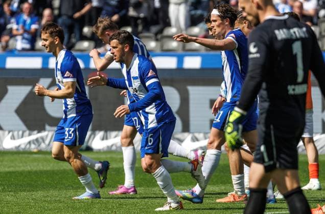 Berlin,12 4 25, Soccer, 2 Bundesliga, Matchday 29, Hertha BSC SV Darmstadt 98, Olympiastadion Vukotic Aleksandar of SV Darmstadt 98 scores an own goal to make it 1 1 and the Hertha BSC team is happy about the equalizer DFL regulations and DFB regulations prohibit any use of photographs as image sequences and or quasi video, Foto Andreas Gora Hertha BSC SV Darmstadt 98