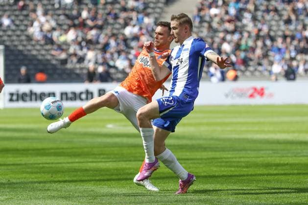 12 04 2025, xtgx, Soccer 2 Bundesliga, Hertha BSC Berlin SV Darmstadt 98 emspor, v l Guille Bueno Darmstadt, 3 , Marten Winkler Hertha, 22 duel, fight, tackle DFL DFB REGULATIONS PROHIBIT ANY USE OF PHOTOGRAPHS as IMAGE SEQUENCES and or QUASI VIDEO Berlin