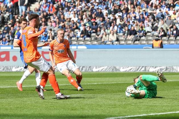 12 04 2025, xtgx, Soccer 2 Bundesliga, Hertha BSC Berlin SV Darmstadt 98 emspor, v l Tjark Ernst Hertha, 1 Parade, haelt den Ball, faengt den Ball, pariert von Philipp Foerster Förster, Darmstadt, 18 DFL DFB REGULATIONS PROHIBIT ANY USE OF PHOTOGRAPHS as IMAGE SEQUENCES and or QUASI VIDEO Berlin