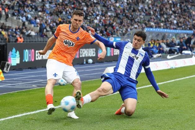 12 04 2025, xtgx, Soccer 2 Bundesliga, Hertha BSC Berlin SV Darmstadt 98 emspor, v l Sergio Lopez Darmstadt, 2 , Ibrahim Maza Hertha, 10 duel, duel, fight, tackle DFL DFB REGULATIONS PROHIBIT ANY USE OF PHOTOGRAPHS as IMAGE SEQUENCES and or QUASI VIDEO Berlin