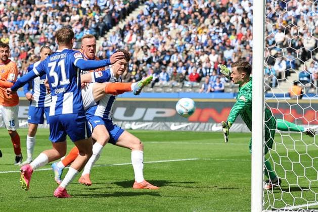 2 Soccer Bundesliga, Hertha BSC SV Darmstadt Tjark Ernst Hertha BSC Berlin 1 holds a goal kick from Isac Lidberg SV Darmstadt 7 , left Márton Dárdai Hertha BSC Berlin 31 , during the match in the 2 Soccer Bundesliga, Hertha BSC SV Darmstadt in Berlin, Olympiastadion, on 12 04 2025 DFB regulations prohibit any use of photographs as image sequences and or quasi video Copyright: xBEAUTIFULxSPORTS Frankex