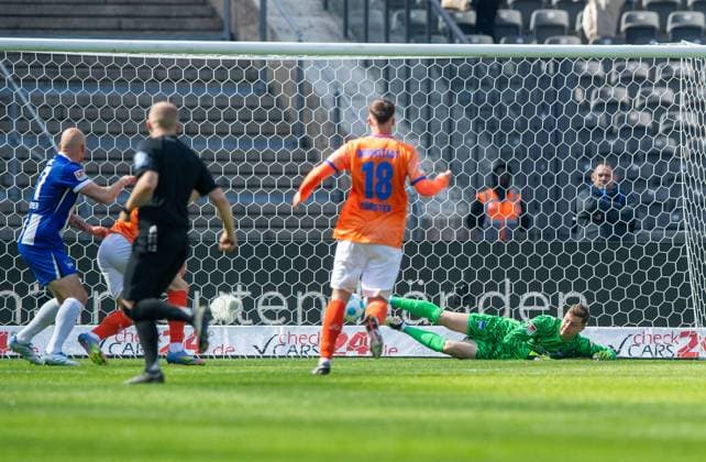 Soccer, Men, Season 2024 2025, 2 Bundesliga 29 Matchday , Hertha BSC SV Darmstadt 98, Goalkeeper Tjark Ernst Hertha BSC lets the ball bounce in front of goal to 0 1, 12 04 2025, Copyright: xSebastianxRäppold MatthiasxKochx