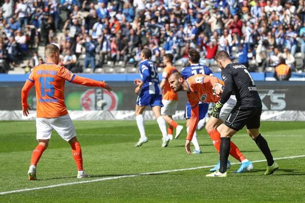 12 04 2025, xtgx, Soccer 2 Bundesliga, Hertha BSC Berlin SV Darmstadt 98 emspor, v l Aleksandar Vukotic Darmstadt, 20 , Isak Bergmann Johannesson Duesseldorf, 8 disappointed, looks disappointed, dejected, disappointed after the 1 1 by an own goal by Aleksandar Vukotic Darmstadt, 20 DFL DFB REGULATIONS PROHIBIT ANY USE OF PHOTOGRAPHS as IMAGE SEQUENCES and or QUASI VIDEO Berlin