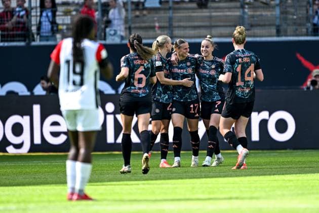 Klara Bühl FC Bayern Munich 17 and team celebrate the goal to 0 2, GER, Eintracht Frankfurt vs FC Bayern Muenchen, Football, Google Pixel Womens Bundesliga, Matchday 19, Season 2024 2025, 12 04 2025 DFB REGULATIONS PROHIBIT ANY USE OF PHOTOGRAPHS as IMAGE SEQUENCES and or QUASI VIDEO GER, Eintracht Frankfurt vs FC Bayern Muenchen, Football, Google Pixel Womens Bundesliga, Matchday 19, Season 2024 2025, 12 04 2025 Frankfurt Copyright: xEibner-Pressefoto FlorianxWiegandx EP_FWD