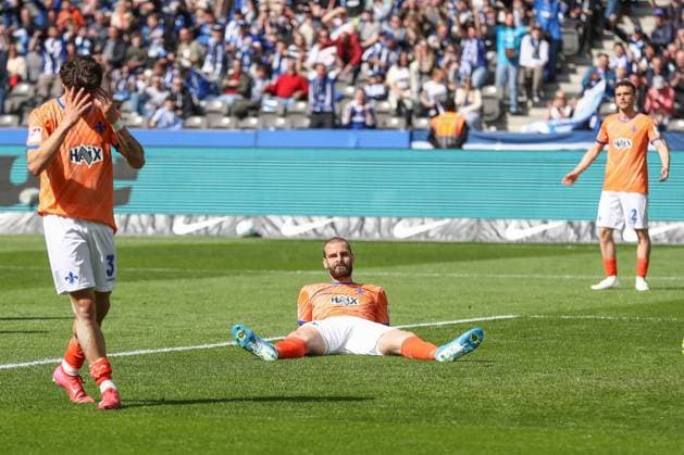 12 04 2025, xtgx, Soccer 2 Bundesliga, Hertha BSC Berlin SV Darmstadt 98 emspor, v l Aleksandar Vukotic Darmstadt, 20 , Isak Bergmann Johannesson Duesseldorf, 8 disappointed, looks disappointed, dejected, disappointed after the 1 1 by an own goal by Aleksandar Vukotic Darmstadt, 20 DFL DFB REGULATIONS PROHIBIT ANY USE OF PHOTOGRAPHS as IMAGE SEQUENCES and or QUASI VIDEO Berlin
