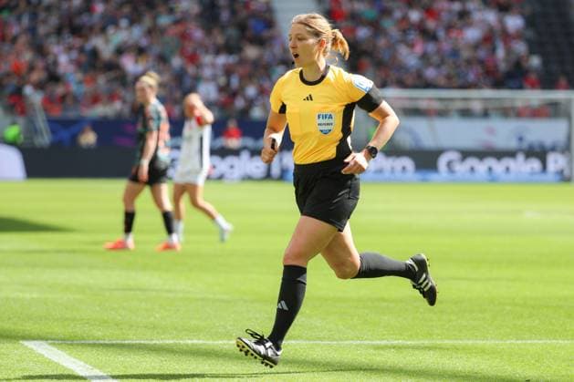 12 04 2025, xusrbx, Soccer Google Pixel Women Bundesliga, Eintracht Frankfurt FC Bayern Muenchen v l Karoline Wacker Referee in , DFL DFB REGULATIONS PROHIBIT ANY USE OF PHOTOGRAPHS as IMAGE SEQUENCES and or QUASI VIDEO Frankfurt am Main usch