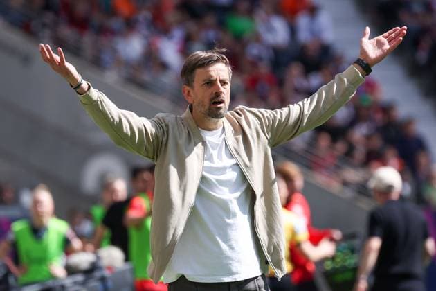 2025 04 12 xJAx Google Pixel Women Bundesliga Eintracht Frankfurt FC Bayern Munich v l , coach Niko Arnautis Eintracht Frankfurt gives instructions, gesticulates, gesticulate with arms gives instructions, gesticulate, disappointed, disappointed looking, dissapointed, sad, frustrated, frustrated DFL DFB DFB REGULATIONS PROHIBIT ANY USE OF PHOTOGRAPHS as IMAGE SEQUENCES and or QUASI VIDEO Copyright: JoaquimxFerreira