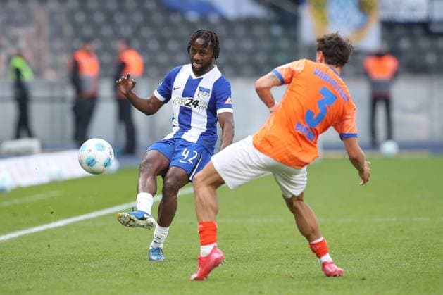 12 04 2025, xtgx, Soccer 2 Bundesliga, Hertha BSC Berlin SV Darmstadt 98 emspor, v l Deyovaisio Zeefuik Hertha, 42 , Guille Bueno Darmstadt, 3 duel, duel, fight, tackle DFL DFB REGULATIONS PROHIBIT ANY USE OF PHOTOGRAPHS as IMAGE SEQUENCES and or QUASI VIDEO Berlin