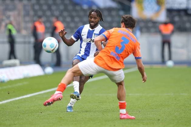 12 04 2025, xtgx, Soccer 2 Bundesliga, Hertha BSC Berlin SV Darmstadt 98 emspor, v l Deyovaisio Zeefuik Hertha, 42 , Guille Bueno Darmstadt, 3 duel, duel, fight, tackle DFL DFB REGULATIONS PROHIBIT ANY USE OF PHOTOGRAPHS as IMAGE SEQUENCES and or QUASI VIDEO Berlin