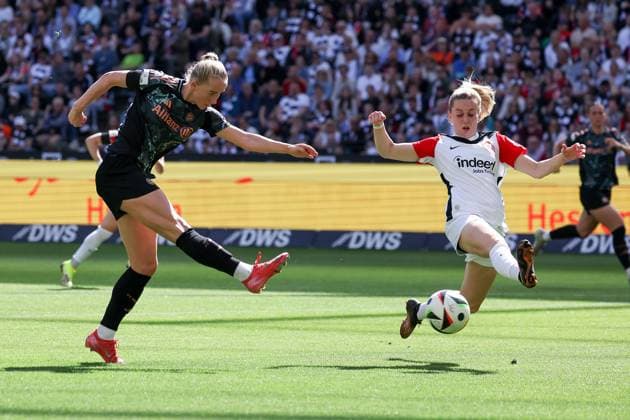 2025 04 12 xJAx Google Pixel Womens Bundesliga Eintracht Frankfurt FC Bayern Munich v l , Goal shot Lea Schüller FC Bayern Munich , Nina Lührssen Eintracht Frankfurt DFL DFB REGULATIONS PROHIBIT ANY USE OF PHOTOGRAPHS as IMAGE SEQUENCES and or QUASI VIDEO Copyright: JoaquimxFerreira