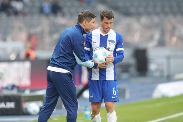 12 04 2025, xtgx, Fußball 2 Bundesliga, Hertha BSC Berlin SV Darmstadt 98 emspor, v l Stefan Leitl Hertha, Trainer gibt Anweisungen, gestikuliert mit den Armen, gesticulate, gives instructions Diego Demme Hertha, 6 DFL DFB REGULATIONS PROHIBIT ANY USE OF PHOTOGRAPHS as IMAGE SEQUENCES and or QUASI VIDEO Berlin
