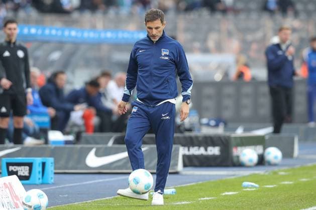 12 04 2025, xtgx, Soccer 2 Bundesliga, Hertha BSC Berlin SV Darmstadt 98 emspor, v l Stefan Leitl Hertha, Trainer am Ball, plays the ball DFL DFB REGULATIONS PROHIBIT ANY USE OF PHOTOGRAPHS as IMAGE SEQUENCES and or QUASI VIDEO Berlin