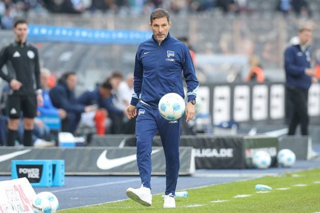 12 04 2025, xtgx, Soccer 2 Bundesliga, Hertha BSC Berlin SV Darmstadt 98 emspor, v l Stefan Leitl Hertha, Trainer am Ball, plays the ball DFL DFB REGULATIONS PROHIBIT ANY USE OF PHOTOGRAPHS as IMAGE SEQUENCES and or QUASI VIDEO Berlin