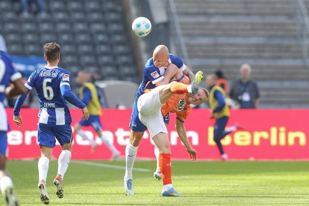12 04 2025, xtgx, Soccer 2 Bundesliga, Hertha BSC Berlin SV Darmstadt 98 emspor, v l Toni Leistner Hertha, 37 , Isac Lidberg Darmstadt, 7 duel, duel, fight, tackle DFL DFB REGULATIONS PROHIBIT ANY USE OF PHOTOGRAPHS as IMAGE SEQUENCES and or QUASI VIDEO Berlin