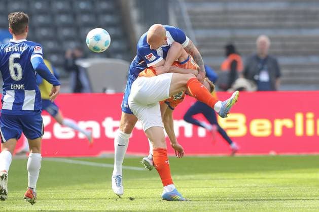 12 04 2025, xtgx, Soccer 2 Bundesliga, Hertha BSC Berlin SV Darmstadt 98 emspor, v l Toni Leistner Hertha, 37 , Isac Lidberg Darmstadt, 7 duel, duel, fight, tackle DFL DFB REGULATIONS PROHIBIT ANY USE OF PHOTOGRAPHS as IMAGE SEQUENCES and or QUASI VIDEO Berlin
