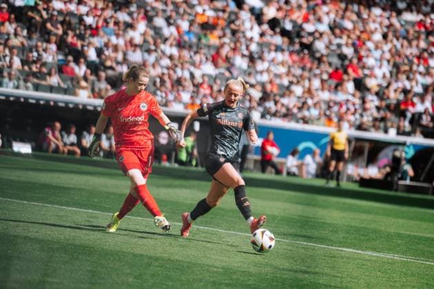 12 04 25, Women, Soccer, 1 BL, Season 2024 2025, Eintracht Frankfurt FC Bayern Munich, 19 Matchday Stina Johannes 1 Eintracht Frankfurt Pass in front of Lea Schüller 11 from Bayern Munich Frankfurt Deutsche Bank Park HE Germany